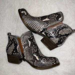 new never worn lucky brand double zip snakeskin ankle boots